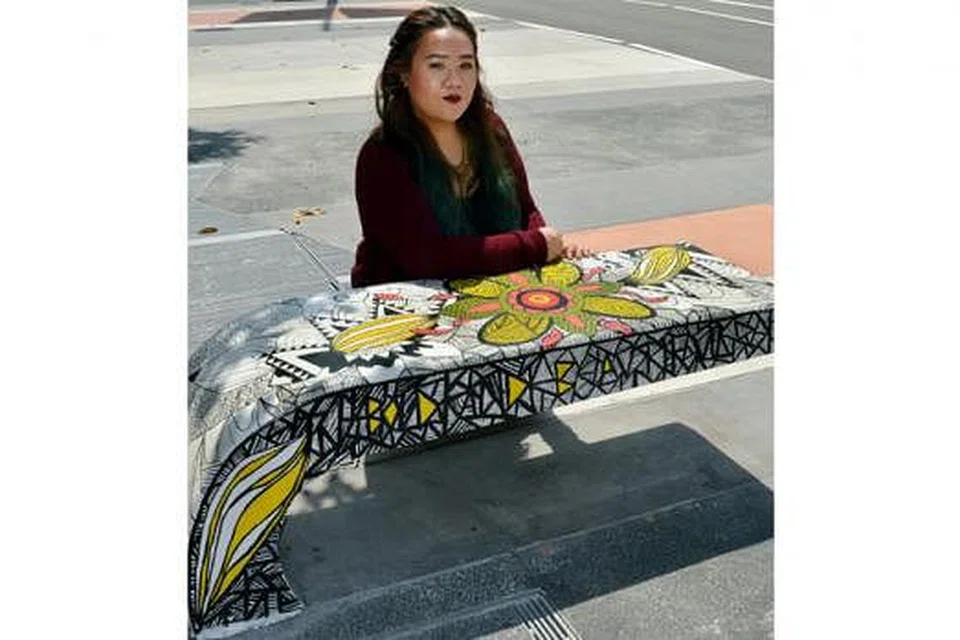 ERPAUT PADA GRAFITI: Cik Iffah Firzana Norman mengilhamkan rekaan pada bangku ini selepas mendapat idea daripada tembok-tembok yang sarat grafiti di Haji Lane. - Foto-foto JOHARI RAHMAT 