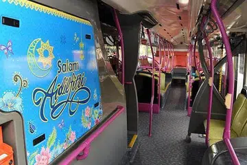 Kereta api, bas berhias, seri suasana sambut Hari Raya