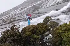 DETIK NGERI: Beberapa pendaki dan malim gunung kelihatan merenggangkan tali semasa menyeberang satu kawasan di puncak gunung yang ditimpa air deras pada awal pagi 12 September.