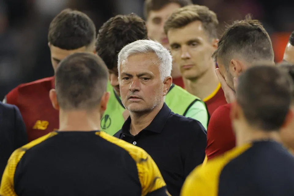 SAAT BERDUKA: Pengurus Roma, Jose Mourinho, berbual dengan para pemainnya selepas kekalahan pasukan itu kepada Sevilla dalam final Liga Europa. 