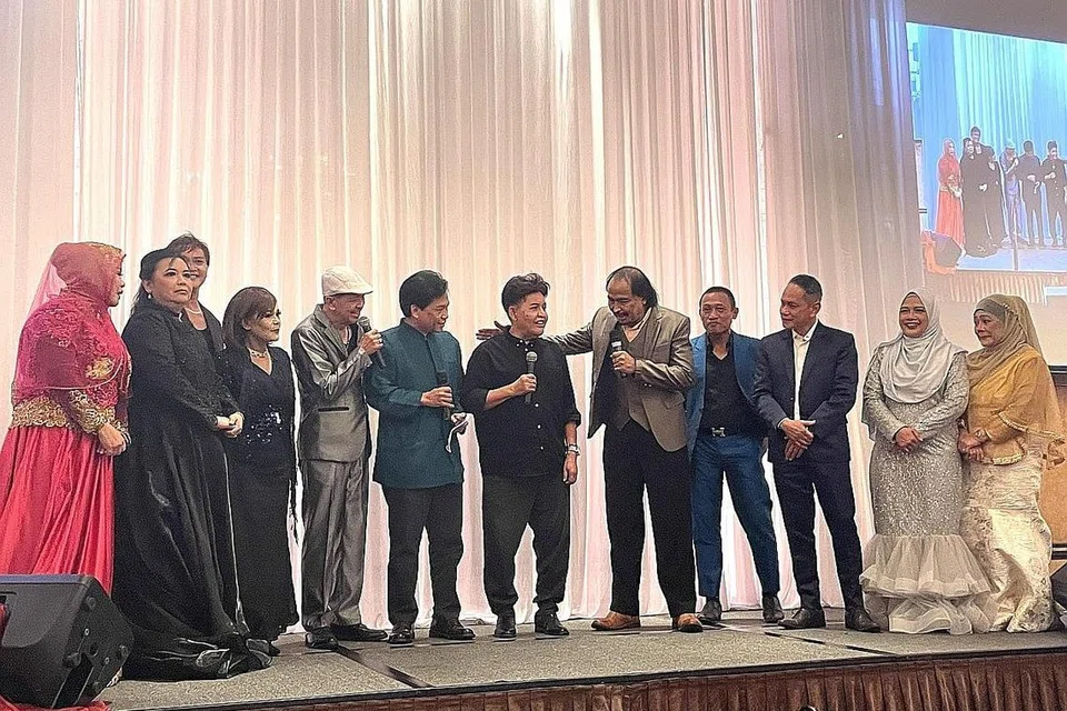 JASA DIKENANG: Penerbit 'Adubakat 1986', Yusoff Ismail (tengah, enam dari kanan) diundang ke pentas untuk bergambar beramai-ramai bersama para anggota alumni pertandingan itu sambil diwawancara Azman Shariff. - Foto-foto BH oleh HANIM MOHD SALEH