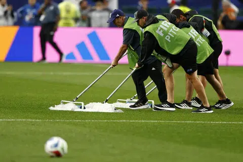 Jawatankuasa stadium menolak air takung bagi memastikan padang sedia digunakan semula selepas perlawanan antara Perancis dengan Iraq ditangguhkan selama dua jam akibat hujan lebat.