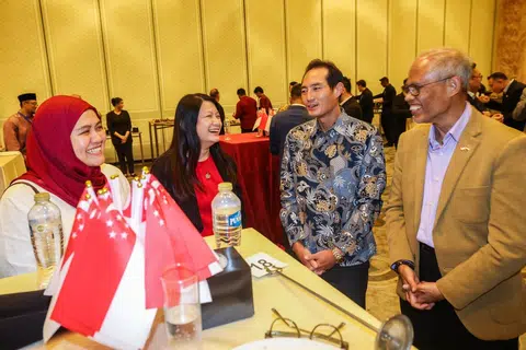 (Dari kanan) Menteri Pembangunan Sosial dan Keluarga , Encik Masagos Zulkifli dan Menteri Negara Kanan (Kesihatan), Encik Tan Kiat How, berbual dengan pakar pediatrik, Profesor Joyce Lam Ching Mei dan pengurus jururawat kanan, Cik Noor Haziah Hussain,  di majlis jamuan SG60 di Hotel Four Seasons Nile Plaza, Kahirah, pada 19 September.