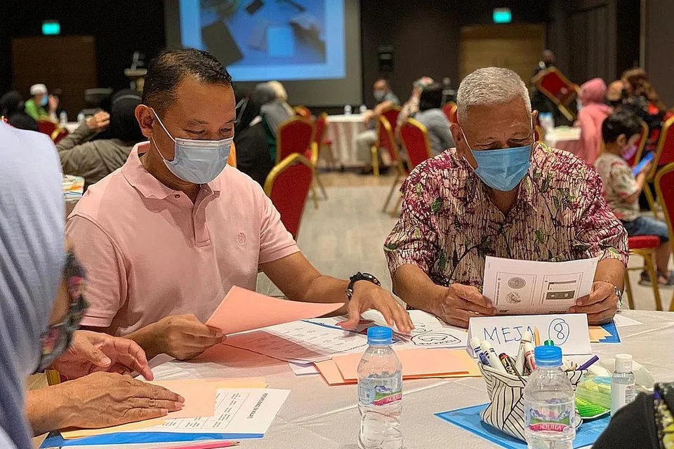 TINGKATKAN KESEDARAN KESIHATAN MENTAL: Encik Mohd Fahmi Aliman (kiri) bersama presiden Pertapis, Encik Hussaini Abdullah, di bengkel kesihatan mental di Wisma Geylang Serai semalam. - Foto PERTAPIS