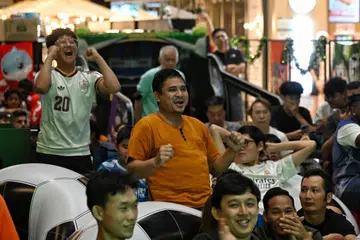 Walau jam menunjukkan 3 pagi pada 15 Julai, Seletar Mall di kawasan Fernvale tetap ‘hidup’ dengan kehadiran 200 penyokong bola sepak untuk menyaksikan perlawanan separuh akhir Piala Dunia antara Sepanyol dengan Perancis.
Sepanyol akhirnya menempah tiket ke perlawanan akhir kejohanan berprestij itu selepas menumpaskan Perancis 2-0 di Stadium AT&T di Arlington, Texas. Jaringan penalti daripada Mikel Oyarzabal pada minit ke-22 dan gol Pedro Porro pada minit ke-58 cukup untuk menggegarkan Seletar Mall, yang disambut dengan sorakan gemuruh daripada penyokong Sepanyol di sana. Walaupun tayangan di The Seletar Mall itu menarik jumlah kehadiran yang lebih kecil berbanding perlawanan suku akhir England-Norway pada 12 Julai, ia tidak mematahkan semangat kumpulan peminat yang kebanyakannya terdiri daripada rakyat Singapura. Ramai yang memilih untuk duduk sama ada di atas kerusi angin bertema bola sepak milik pusat beli-belah itu atau kerusi lipat mereka sendiri. 