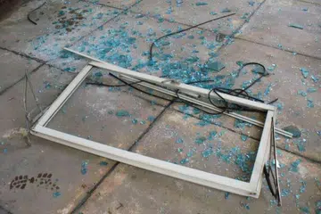 BAIKI TINGKAP: Antara punca tingkap terjatuh ialah pasak aluminium yang terhakis dan lemah sehingga tidak dapat menahan panel tingkap berbingkai di tempatnya. 