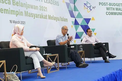 Encik Masagos Zulkifli Masagos Mohamad (tengah) bersama Cik Rahayu Mahzam dan AP (GRC Chua Chu Kang), Encik Zhulkarnain Abdul Rahim di sesi dialog pascaBelanjawan M3 bersama pemimpin masyarakat pada 2021.