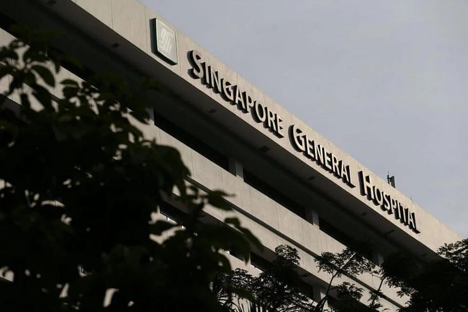 Tidak dapat dipastikan jika bilangan pesakit yang melonjak di SGH berkaitan dengan perkembangan di Hospital Tan Tock Seng, yang mengenakan sekatan ke atas empat wad menyusuli kelompok jangkitan yang timbul di sana. 