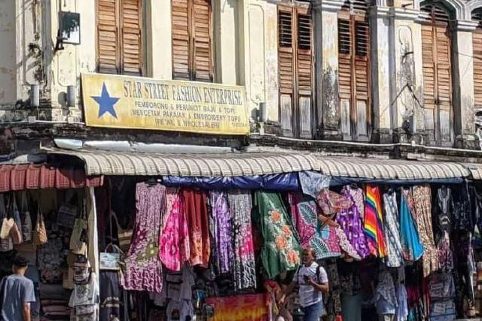 Deretan kedai lama jualan cenderamata di Jalan Penang, yang dahulu pernah menjadi nadi ekonomi George Town.