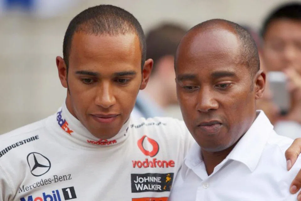 SUMBER INSPIRASI: Meskipun Hamilton pernah berlainan pendapat dengan bapanya, Anthony, pasangan anak-beranak itu telah berbaik semula dan Hamilton berkata satu punca kejayaannya adalah sokongan bapanya. - Foto MOTOSPORTS.COM 