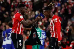 Pasangan adik-beradik dari Athletic Bilbao, Inaki Williams (kiri) dan Nico Williams meraikan kemenangan sejurus selepas tamat perlawanan dengan Atletico Madrid di San Mames, Bilbao, Sepanyol pada 29 Februari.