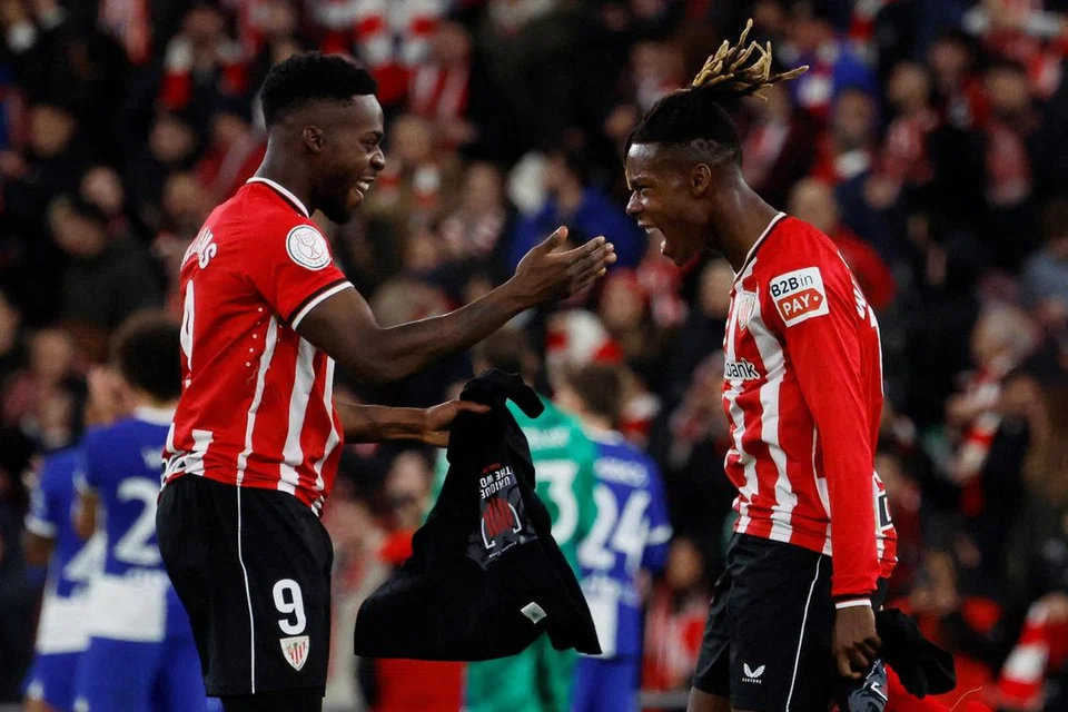 Pasangan adik-beradik dari Athletic Bilbao, Inaki Williams (kiri) dan Nico Williams meraikan kemenangan sejurus selepas tamat perlawanan dengan Atletico Madrid di San Mames, Bilbao, Sepanyol pada 29 Februari.