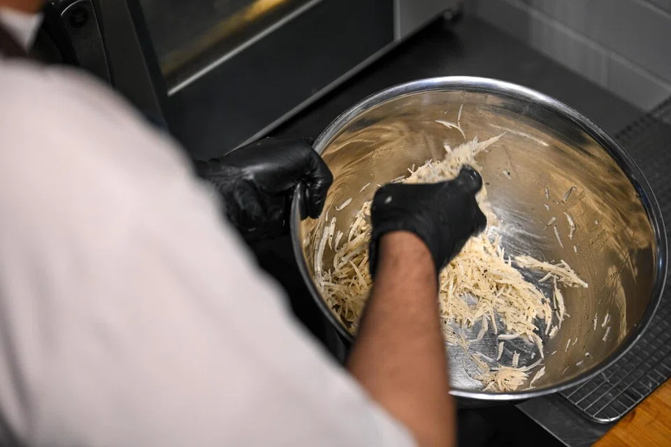 Rosti ialah lempeng kentang rangup yang berasal dari Switzerland. Sekitar 20 kilogram kentang digunakan setiap hari untuk memenuhi waktu sibuk makan tengah hari. 