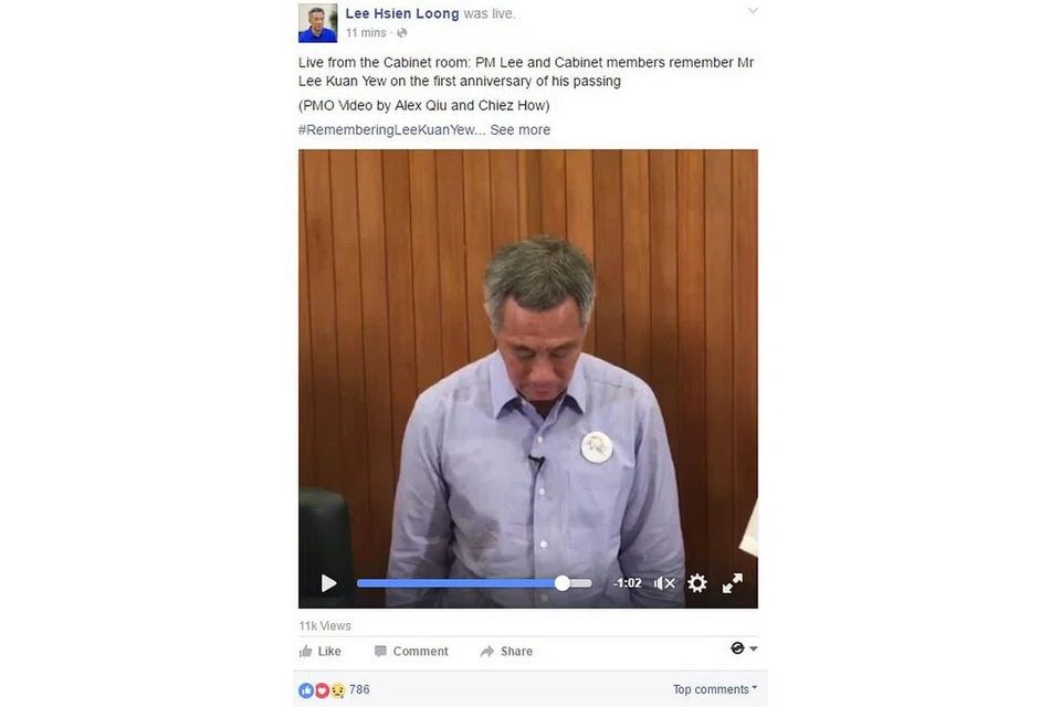 MENGENANG PEMERGIAN: PM Lee dan menteri Kabinet bertafakur selama seminit selepas beliau berucap di Mesyuarat Kabinet. - Foto FACEBOOK