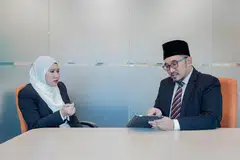 PROSES DIBEZAKAN: Presiden Kanan Mahkamah Syariah, Cik Guy Ghazali (kiri), dan Presiden Mahkamah Syariah, Ustaz Muhd Fazalee Jaafar, berkongsi tentang proses Niat Untuk Rujuk (ITR) yang dibezakan yang membolehkan pasangan yang ingin merujuk kembali mendaftar perceraian mereka lebih awal daripada proses perceraian biasa.