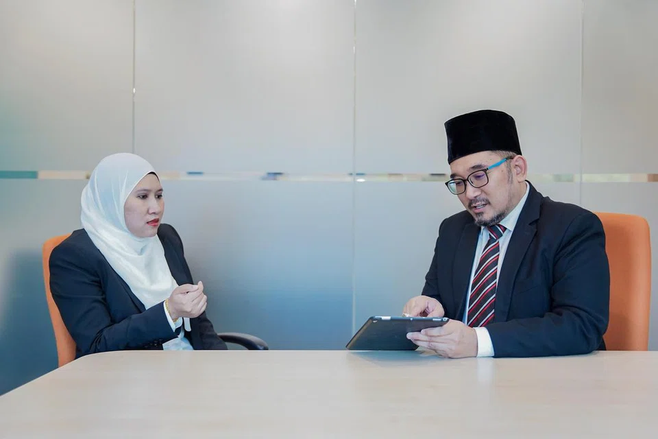 PROSES DIBEZAKAN: Presiden Kanan Mahkamah Syariah, Cik Guy Ghazali (kiri), dan Presiden Mahkamah Syariah, Ustaz Muhd Fazalee Jaafar, berkongsi tentang proses Niat Untuk Rujuk (ITR) yang dibezakan yang membolehkan pasangan yang ingin merujuk kembali mendaftar perceraian mereka lebih awal daripada proses perceraian biasa.