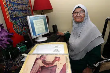 TERUS AKTIF: Cik Saleha Mohd Shah masih terus aktif dalam kegiatan kemasyarakatan hasil sikap yang tidak jemu melakukan pelbagai pekerjaan dan kegiatan untuk masyarakat sejak muda. Kini, dalam usia 83 tahun, beliau menjadi aktivis dan naib pengerusi MAEC Punggol East, dan terkini menjadi pengasas Persatuan Aksi Kemajuan Sosial dan Ilmu (Paksi) yang ditubuhkan pada Julai tahun lalu. - Foto SHAHRIYA YAHAYA
