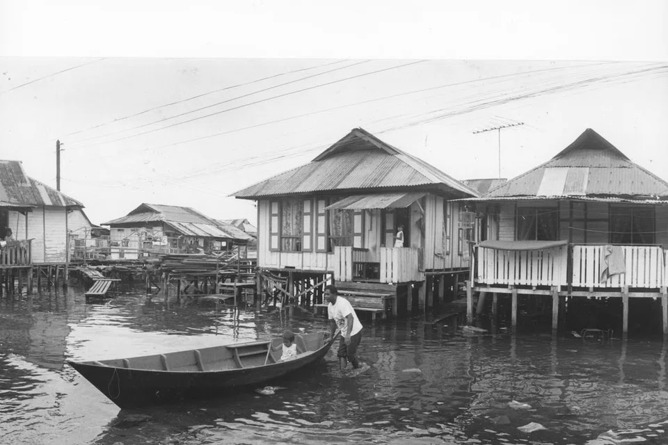 Sesetengah rumah di Kampong Lorong Fatimah dibina di atas papan kayu di atas air.
