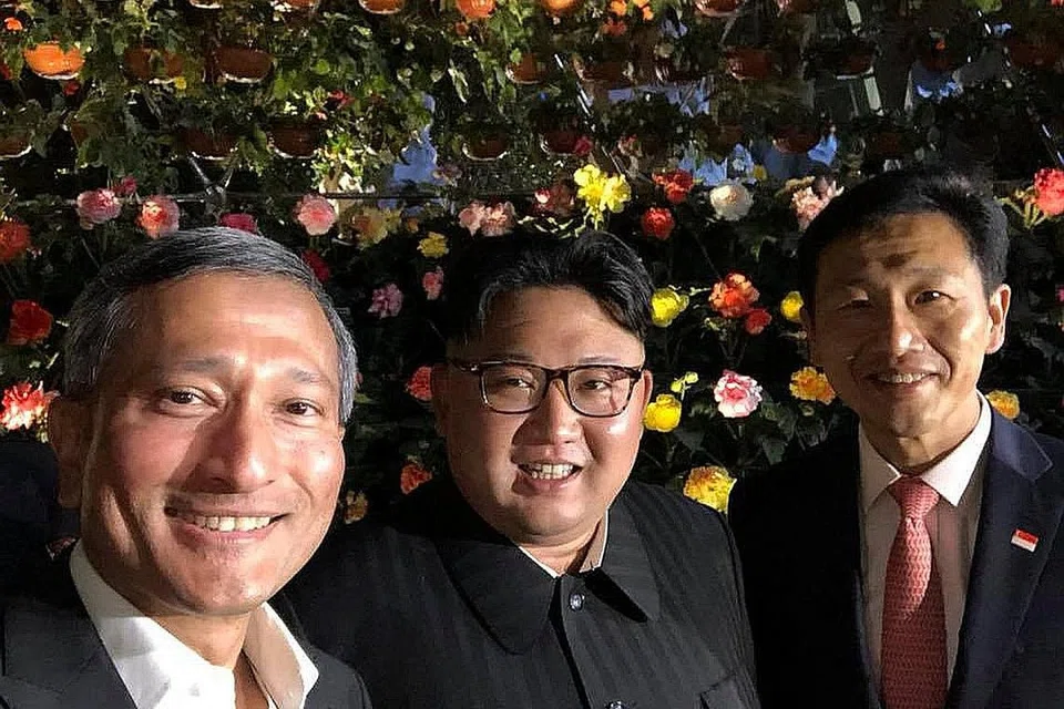 MELAYAN TAMU: Pemimpin Korea Utara Kim Jong Un diapit oleh Menteri Ehwal Luar Vivian Balakrishnan dan Menteri Pendidikan Ong Ye Kung ketika mengujungi Gardens by The Bay yang merupakan sebahagian daripada lawatan ke kawasan bandar sehari sebelum sidang puncak bermula.- Foto FACEBOOK DR VIVIAN BALAKRISHNAN