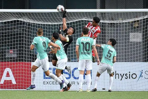 PENGHALANG PENYERANG: Penjaga gol Geylang International, Zaiful Nizam, meraih anugerah Golden Glove Liga Perdana Singapura dengan gawangnya tidak dibolosi dalam sembilan daripada 25 perlawanan. - Foto THE PICTURE SUITE