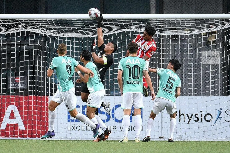 PENGHALANG PENYERANG: Penjaga gol Geylang International, Zaiful Nizam, meraih anugerah Golden Glove Liga Perdana Singapura dengan gawangnya tidak dibolosi dalam sembilan daripada 25 perlawanan. - Foto THE PICTURE SUITE