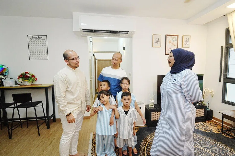 Di Kementerian Pembangunan Negara (MND) pula, antara tumpuan Dr Syed Harun Alhabsyi (kiri), ialah perumahan sewa. Foto ini merakamkan kunjungan beliau bagi menemui keluarga yang tinggal di flat sewa.