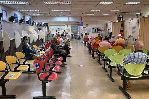DOS VAKSIN DIGANTIKAN: Kesilapan dalam pemberian vaksin mengakibatkan enam kakitangan dan 111 pesakit menerima dos yang jauh lebih rendah vaksin Covid-19. - Foto BH oleh KEVIN LIM