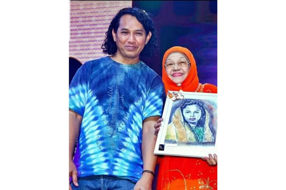 TERUJA LUKIS WAJAH LEGENDA: Antara pengalaman manis pelukis potret, Encik Rosman Othman (kiri) adalah menghasilkan potret seniwati Zaiton Abdullah, bintang filem lama yang disegani dan dapat ditemuinya dalam satu acara di Wisma Geylang Serai (WGS) tahun lalu. - Foto ROSMAN OTHMAN