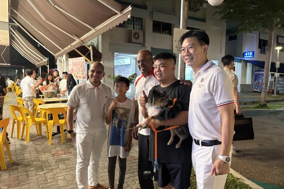 Menteri Ehwal Dalam Negeri merangkap Undang-Undang, Encik K. Shanmugam, bersama seorang lagi calon yang bertanding di GRC Nee Soon, Dr Syed Harun Alhabsyi bertemu penduduk di Blok 417 dan 418, Yishun Avenue 11 pada malam 26 April 2025. 