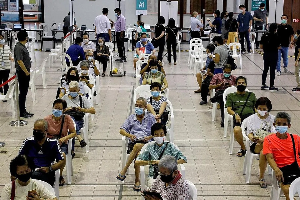 SIAP DIVAKSINASI: Orang ramai, termasuk warga tua, tidak mahu ketinggalan menjalani vaksinasi sebagai langkah melindungi diri daripada jangkitan Covid-19. - Foto fail