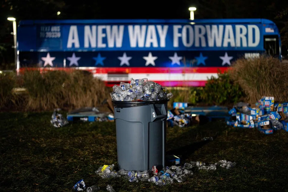 
Kerusi dan sampah berselerak di padang kosong tatkala penyokong Cik Kamala Harris meninggalkan acara menonton keputusan pilihan raya bagi calon presiden Demokrat, Naib Presiden Amerika Syarikat, Cik Harris di Universiti Howard pada 6 November 2024 di Washington.