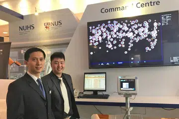 TEKNOLOGI PERUBATAN: Ketua Pegawai Teknologi Kumpulan Pusat Kesihatan Universiti Nasional (NUHS), Dr Ngiam Kee Yuan (kiri), bersama-sama Penolong Profesor, Dr Feng Mengling, dari Sekolah Kesihatan Awam Saw Swee Hock NUS memperkenalkan Pusat Kerahan, yang merupakan sebahagian daripada sistem bijak buatan, Discovery AI. - Foto BH oleh MADHUMITA PARAMANANTHAM
