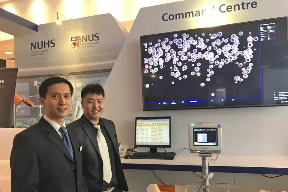 TEKNOLOGI PERUBATAN: Ketua Pegawai Teknologi Kumpulan Pusat Kesihatan Universiti Nasional (NUHS), Dr Ngiam Kee Yuan (kiri), bersama-sama Penolong Profesor, Dr Feng Mengling, dari Sekolah Kesihatan Awam Saw Swee Hock NUS memperkenalkan Pusat Kerahan, yang merupakan sebahagian daripada sistem bijak buatan, Discovery AI. - Foto BH oleh MADHUMITA PARAMANANTHAM