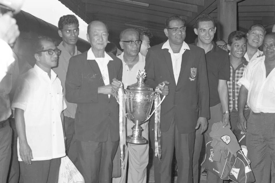 Pasukan Singapura bawa pulang Piala Malaya setelah menewaskan Selangor 3-1 di Stadium Merdeka di Kuala Lumpur pada 1965.