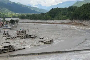 Kesan kemusnahan di sepanjang Sungai Trishuli, lokasi Sekolah Menengah Tribhuvan Trishuli sebelum bangunan sekolah itu dihanyutkan banjir kilat dan aliran lumpur yang membawa maut, di Nuwakot, Nepal, pada 31 Ogos. Tindakan pantas pengetuanya, Encik Rajendra Dawadi, mengarahkan kira-kira 900 pelajar berpindah ke kawasan lebih tinggi beberapa minit sebelum banjir melanda berjaya menyelamatkan mereka.
