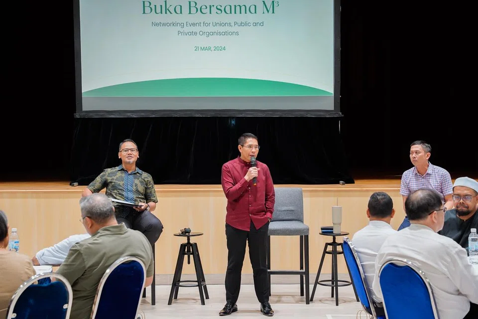 Menteri di Pejabat Perdana Menteri yang juga Menteri Kedua (Ehwal Luar merangkap Pendidikan), Dr Mohamad Maliki Osman (tengah), menjawab soalan yang diajukan hadirin yang terdiri daripada anggota dan wakil kesatuan sekerja dan pertubuhan awam dan swasta semasa majlis buka puasa anjuran M Kuasa Tiga (M³) pada 21 Mac.