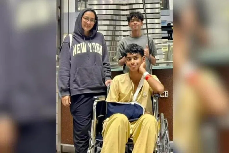 Rita Rudaini (berdiri, kiri) berusaha memberikan yang terbaik buat dua anaknya, Airit Rayyan Rizqin (duduk di kerusi roda), 15 tahun; dan Airit Qaqa Arjuna, 13 tahun, biar apa pun terjadi.