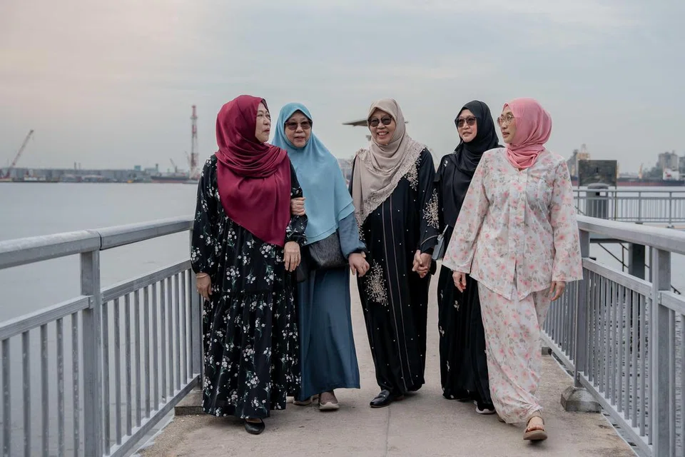 Lima adik-beradik (dari kiri) Cik Rohana Ismail, Cik Rohani Ismail, Cik Rokiah Ismail, Cik Rahyu Ismail dan Cik Rohaida Ismail, sering mengunjungi Jeti Punggol untuk mengimbau kenangan tinggal di Kampong Wak Sumang.