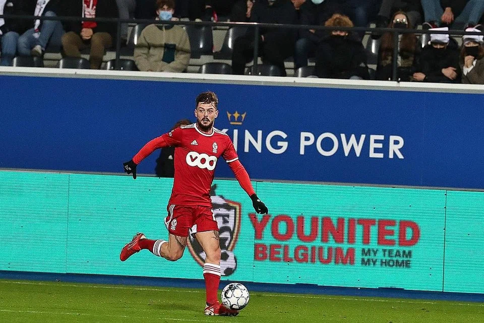 TIDAK TUNJUK SEMANGAT KESUKANAN: Pemain Sailors Maxime Lestienne (atas), Kim Shin-wook dan Diego Lopes enggan berjabat tangan dengan pemain Young Lions lepas seri 1-1 dalam satu perlawanan Isnin lalu. - Foto-foto fail