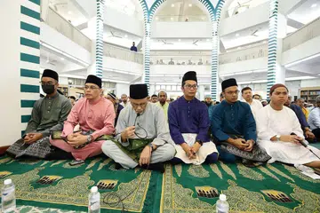 SOLAT AIDILFITRI: Menteri Bertanggungjawab bagi Ehwal Masyarakat Islam, Encik Masagos Zulkifli Masagos Mohamad menyertai jemaah sesi kedua di Masjid Al-Muttaqin di Ang Mo Kio Avenue 6 untuk menunaikan solat Aidilfitri. - Foto-foto 