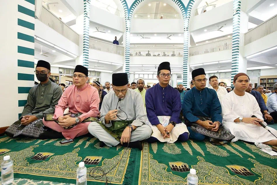 SOLAT AIDILFITRI: Menteri Bertanggungjawab bagi Ehwal Masyarakat Islam, Encik Masagos Zulkifli Masagos Mohamad menyertai jemaah sesi kedua di Masjid Al-Muttaqin di Ang Mo Kio Avenue 6 untuk menunaikan solat Aidilfitri. - Foto-foto 