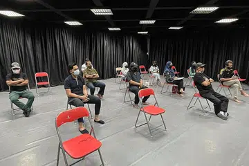 SATU PADU: Seramai 16 daripada 19 pendukung PRIHATIN mengadakan pertemuan sulung di bilik latihan Teater Tari Era di Pusat Seni Goodman pada 10 September lalu bagi membincangkan peranan dan hala tuju pertubuhan yang baru dibentuk ini. - Foto PRIHATIN (PENGGIAT SENI MELAYU SINGAPURA) 