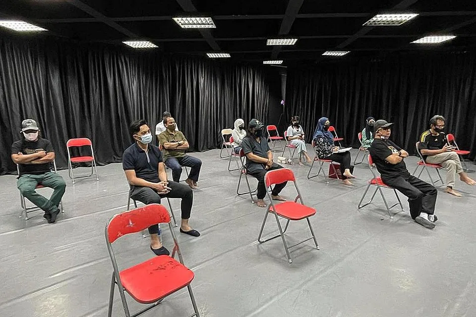 SATU PADU: Seramai 16 daripada 19 pendukung PRIHATIN mengadakan pertemuan sulung di bilik latihan Teater Tari Era di Pusat Seni Goodman pada 10 September lalu bagi membincangkan peranan dan hala tuju pertubuhan yang baru dibentuk ini. - Foto PRIHATIN (PENGGIAT SENI MELAYU SINGAPURA) 