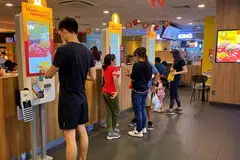 Hasil jualan kedai makanan segera menyusut, turun 1.5 peratus pada asas tahunan.