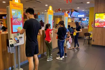 Hasil jualan kedai makanan segera menyusut, turun 1.5 peratus pada asas tahunan.
