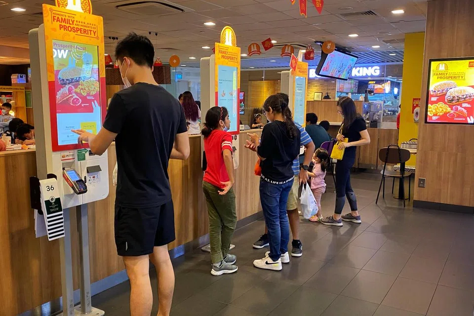Hasil jualan kedai makanan segera menyusut, turun 1.5 peratus pada asas tahunan.