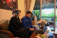 IKUTI KURSUS HAJI MELALUI YOUTUBE: Encik Kelane Mohamad Amin dan isterinya Cik Junaidah Ismail mengikuti kursus haji menerusi YouTube apabila ditawar peluang pada saat-saat akhir menjalankan haji pada 2023. Mereka bagaimanapun tidak meneruskan rancangan tersebut dan bersyukur ditawarkan peluang sekali lagi untuk kerjakan haji pada 2024.
