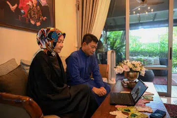 IKUTI KURSUS HAJI MELALUI YOUTUBE: Encik Kelane Mohamad Amin dan isterinya Cik Junaidah Ismail mengikuti kursus haji menerusi YouTube apabila ditawar peluang pada saat-saat akhir menjalankan haji pada 2023. Mereka bagaimanapun tidak meneruskan rancangan tersebut dan bersyukur ditawarkan peluang sekali lagi untuk kerjakan haji pada 2024.