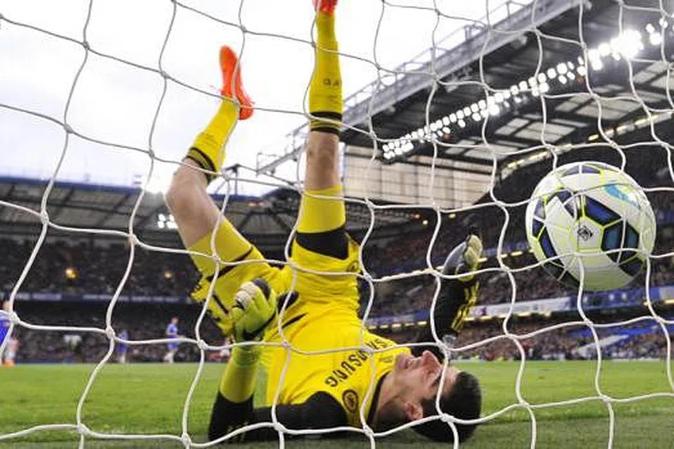 TAK DAPAT DISELAMATKAN: Penjaga gawang Chelsea, Thibaut Courtois, terjatuh selepas gagal menyelamatkan gawangnya daripada rembatan jarak jauh pemain tengah Stoke, Charlie Adam, di Stamford Bridge kelmarin. - Foto AFP