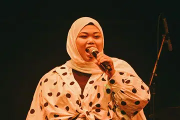 Yunie Karim, atau nama asalnya Nureen Istiqamah Ayunie Abdul Karim, yang kini berkhidmat sebagai guru bahasa Melayu dalam bidang pendidikan awal kanak-kanak, bertekad menanam rasa cinta serta mengajarkan nilai budaya dan seni Melayu kepada generasi muda.